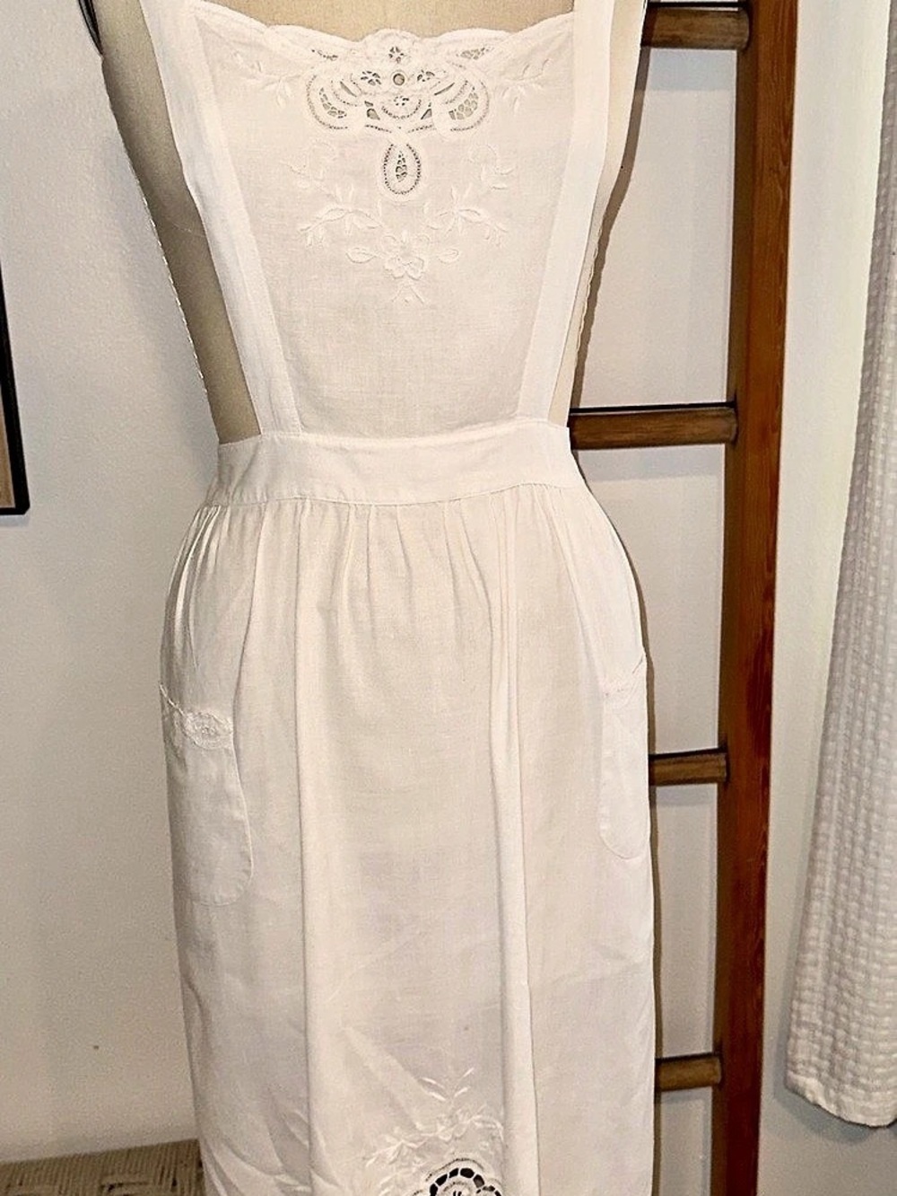White Embroidered vintage kitchen apron Like New